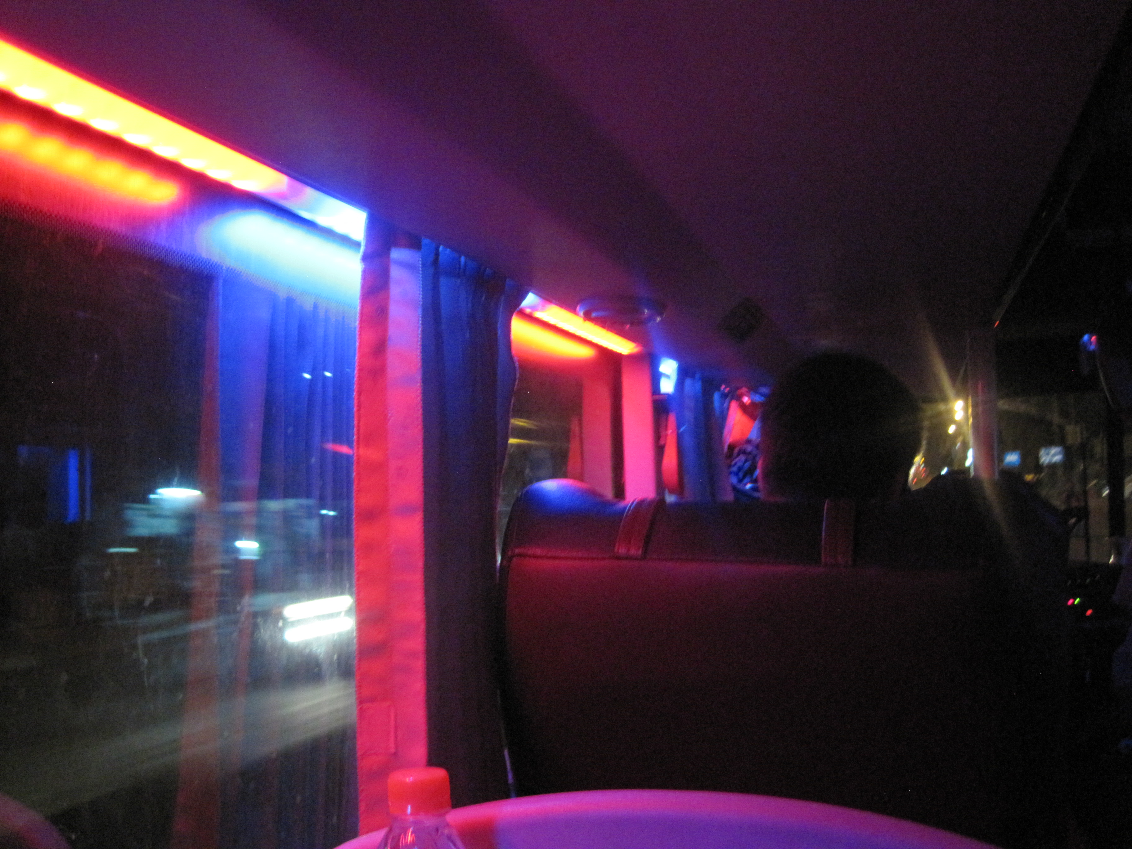 Glorete elektrisklys på kvelden på bussen.