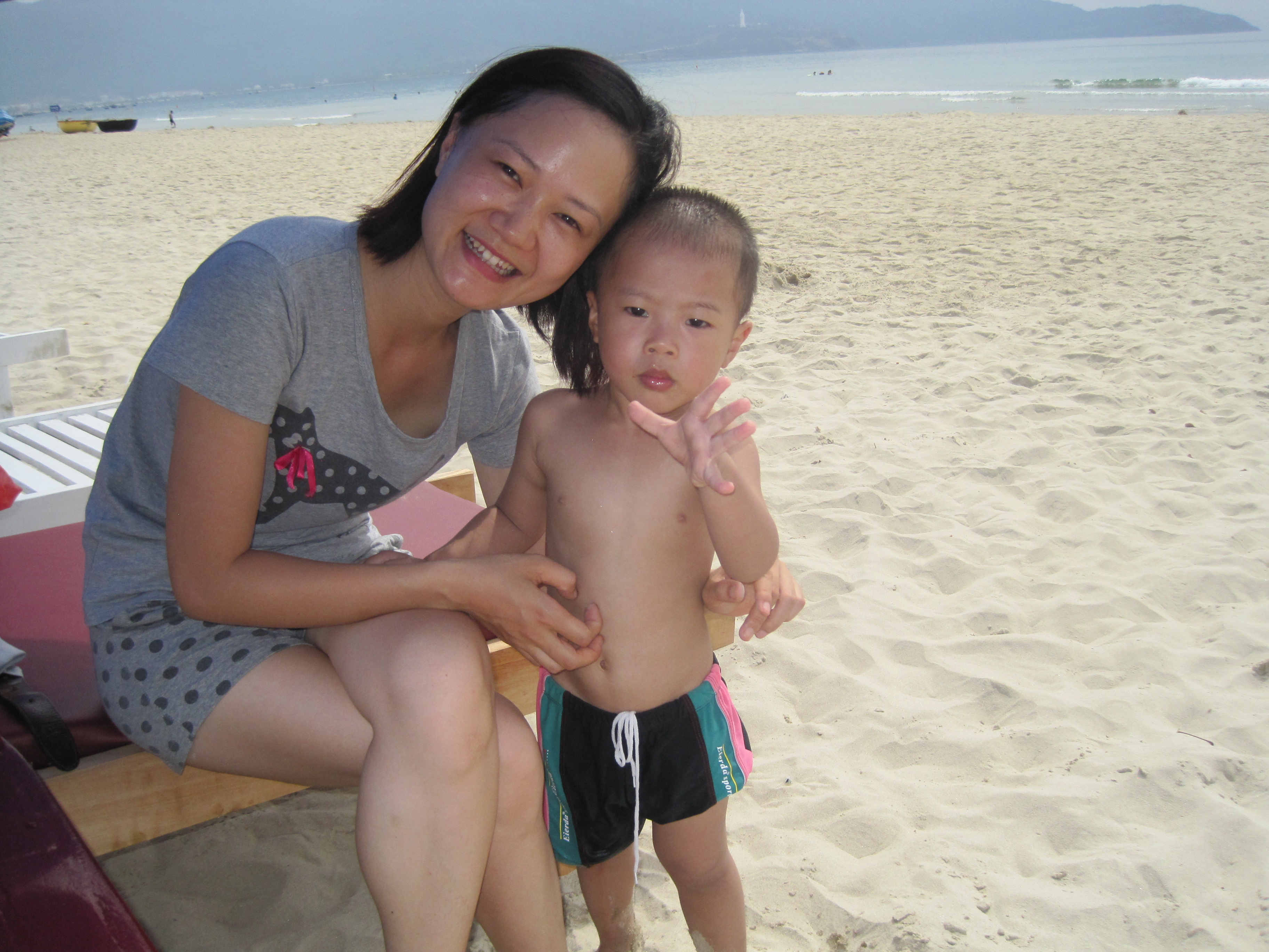 Søt ung dame med sin unge sønn.