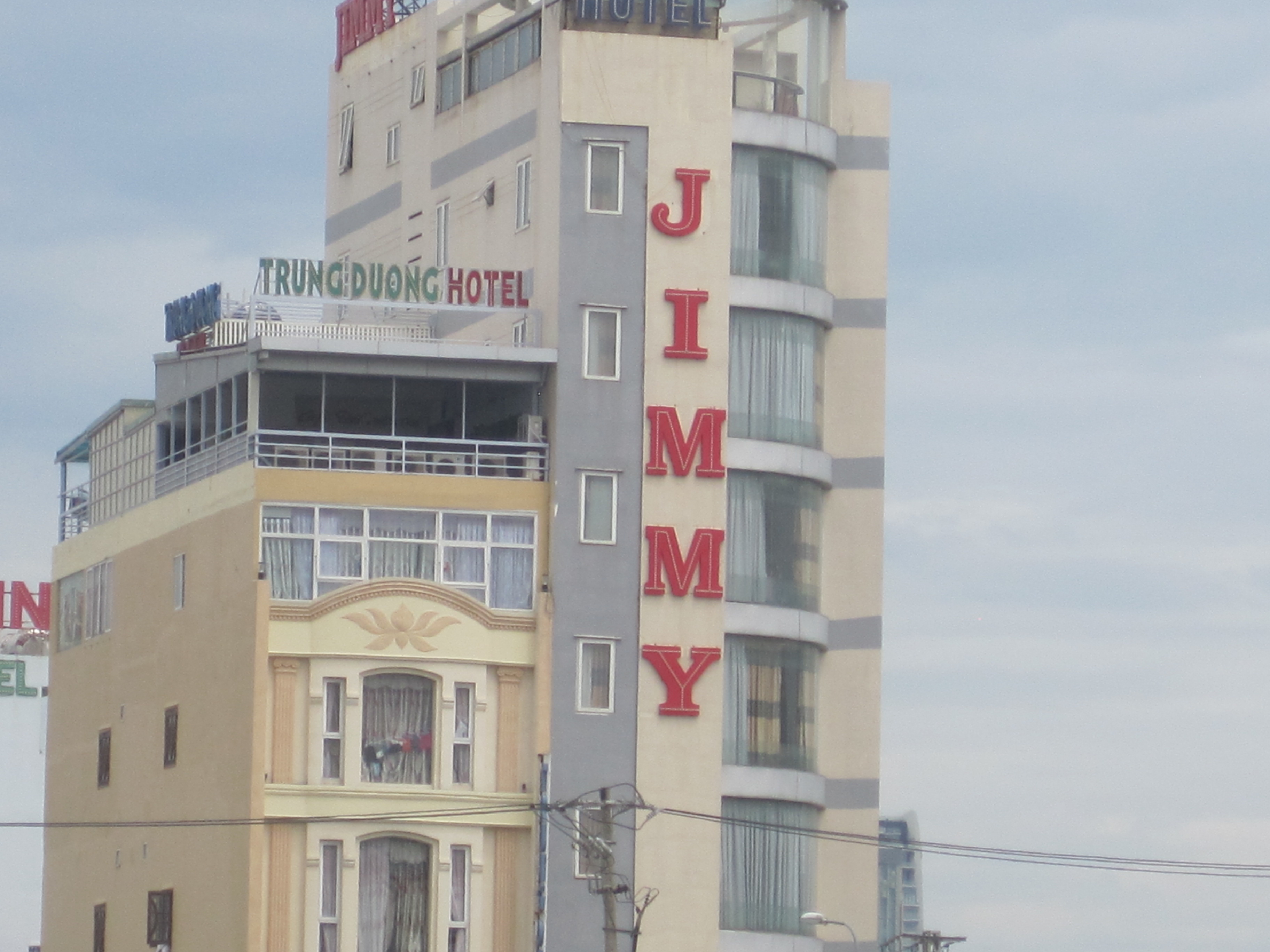 Hotellet til venstre er den jeg bor i. Ikke Jimmy hotel.