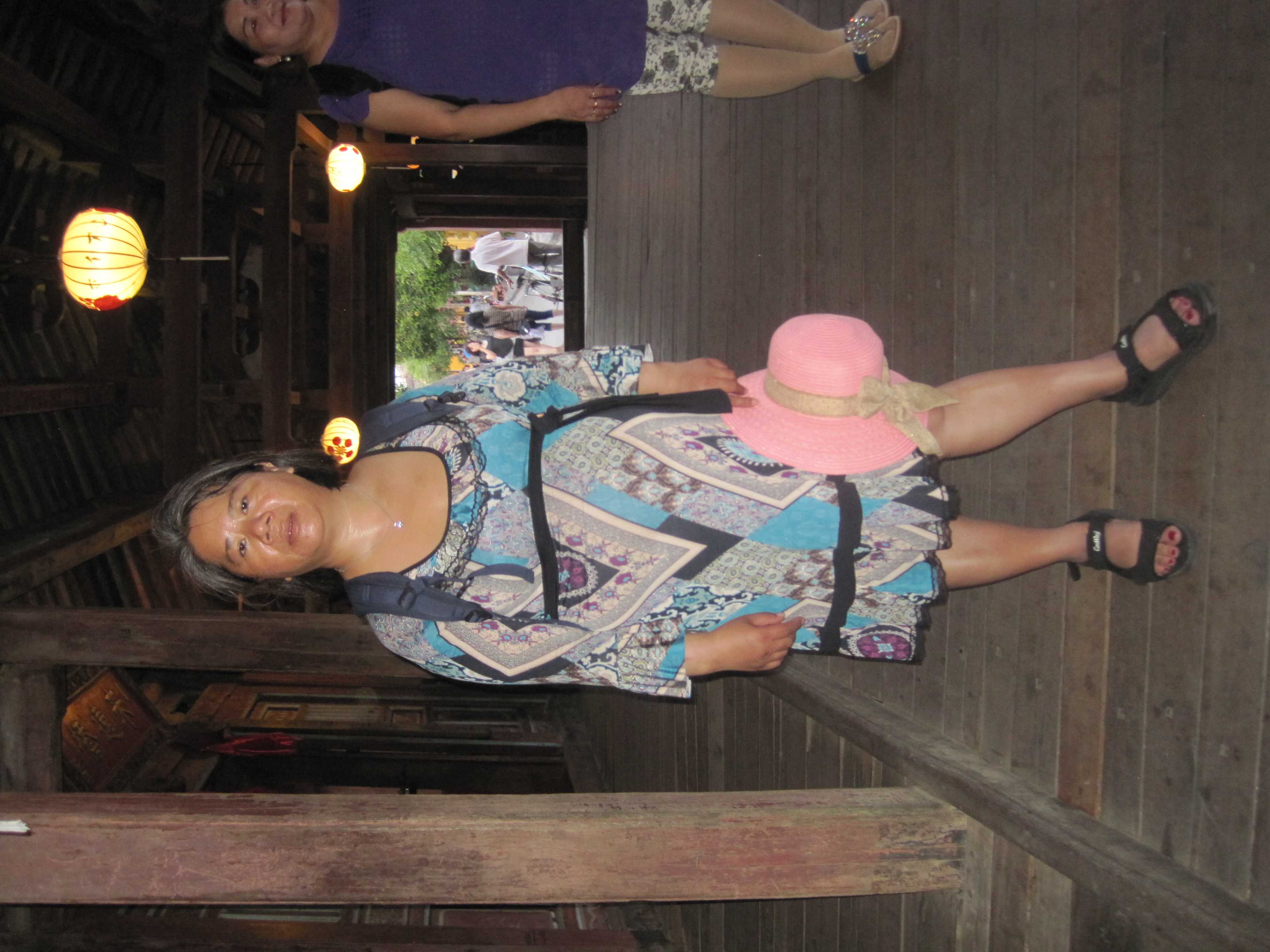 Meg over en bru med avguder.