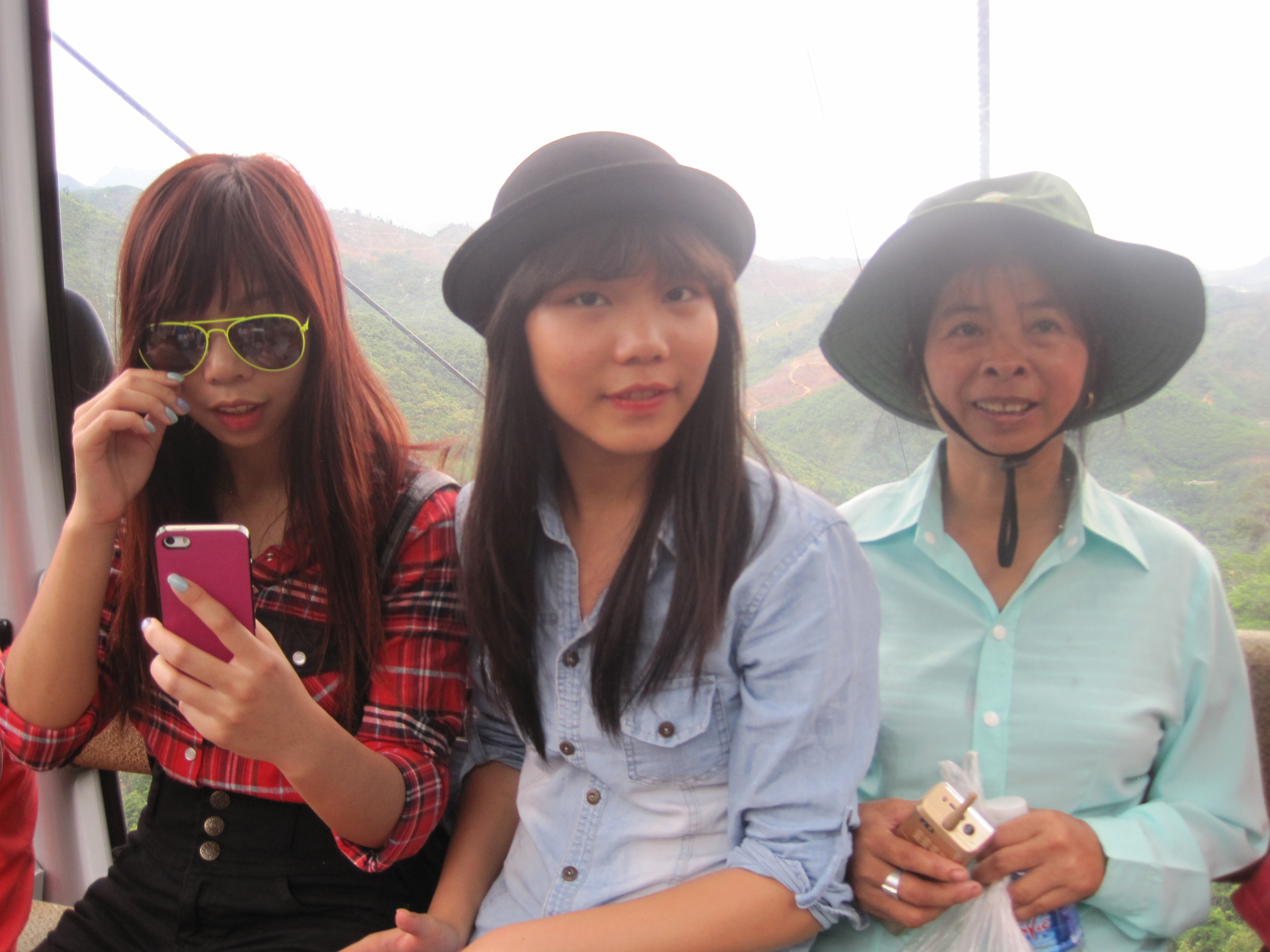 Emilie til venstre og hennes familie.