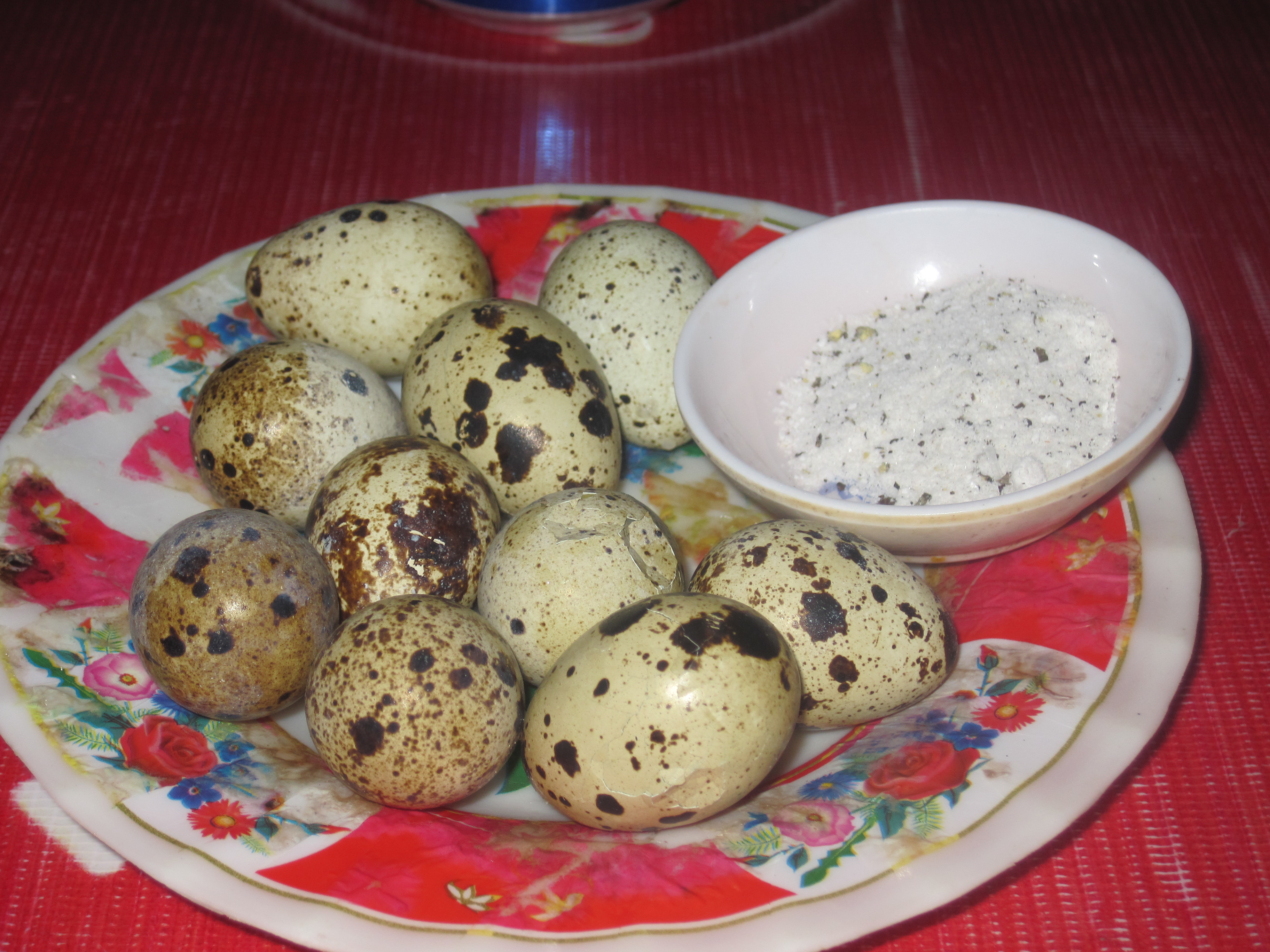 Tror dette er vaktel egg. Dypper i salt og pepper. Nam!!!