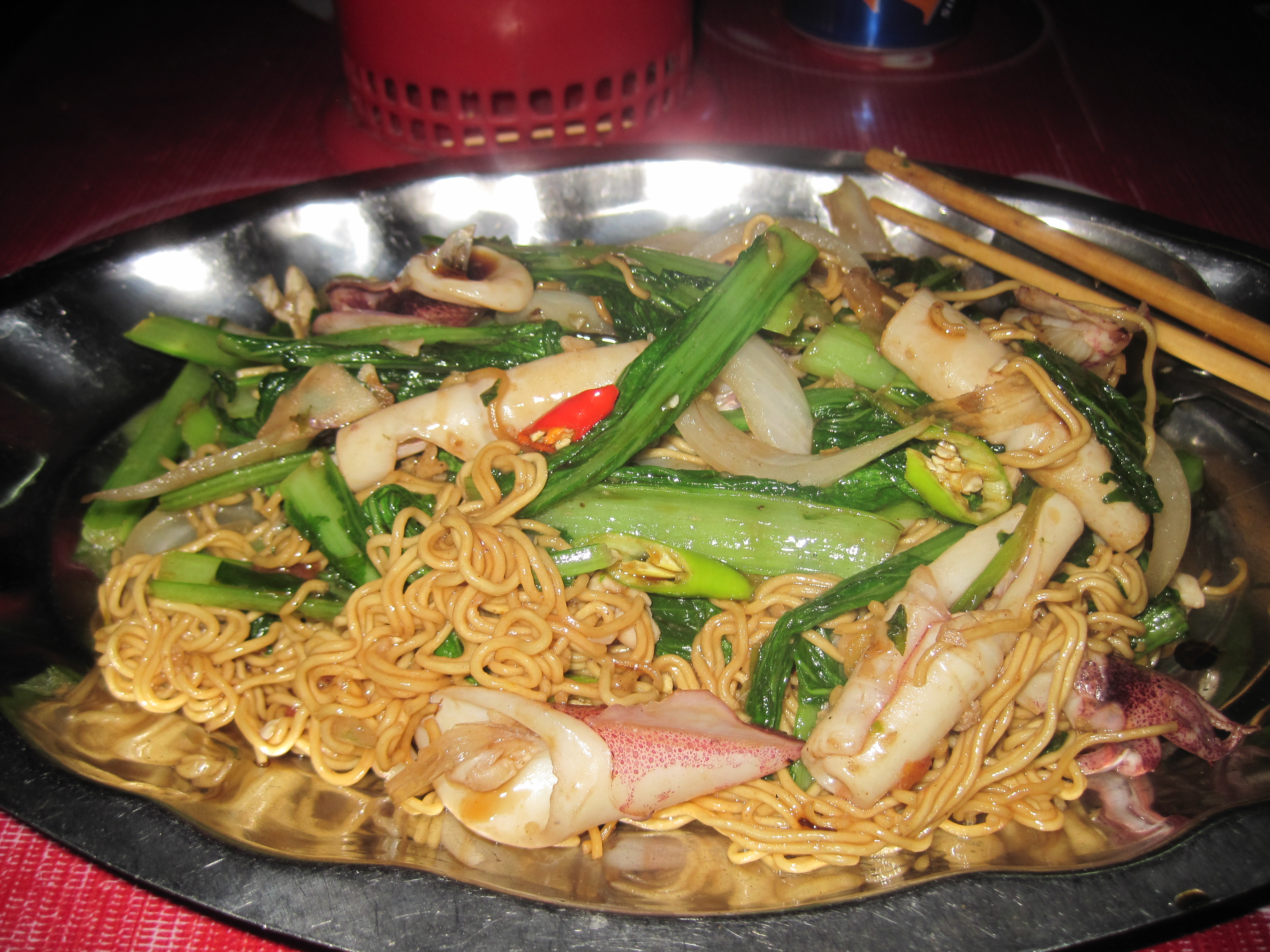 Stekt nudler med blekksprut.