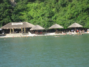 Det er få sandstrender i Ha Long Bay.