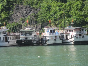 Turistbåter ved stranda.