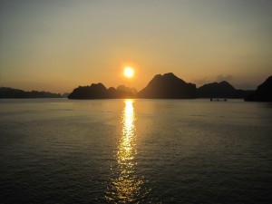 Solnedgang i Ha Long Bay.