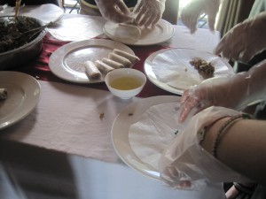 Vi fikk prøve å rulle en vårrull selv.