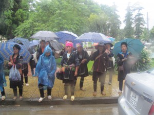 Gruppe med etninske "Black mongs" som venter på en når man kommer til hotellet.