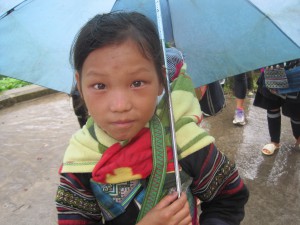 Nydelig liten jente (ca. 145 cm), med en baby.