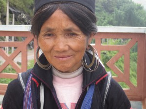 Eldre Black Mong kvinne.