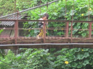 Liten unge som bærer på en annen unge.