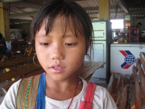 Ung jente som forsøkte å selge meg ting og tang.