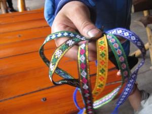 Armbånd som de forsøker å selge. Håndlaget sådan.