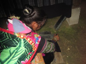 Her demonstrerer guiden vår hvordan man få glattere tøystoff.