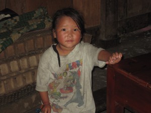 Den lille jenta som jeg gav cola til, viste seg å være lillesøster til guiden vår.