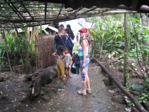 Utenfor hjemmet til guiden.