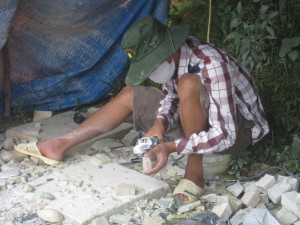 Håndverker. Her formes forskjellige marmorfigurer.