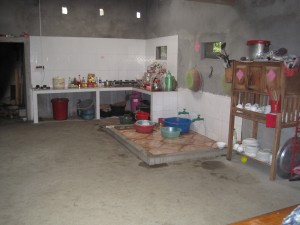 Rydding kjøkken i stor husholdning.