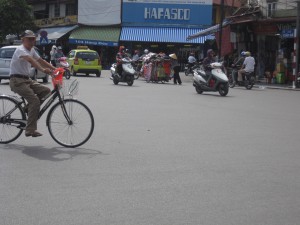 Trafikken ved innsjøen. 5. minutters gange fra hotellet.