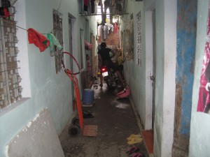 Han kjørte meg til hjemmet sitt, og jeg fikk hilse på kone og barna. Trang og fuktig smug.