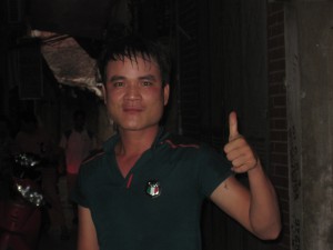 Vhu kan verken lese eller skrive, men engelsken hans er bra nok. Det har han lært av en engelsk dame som solgte aviser i Hanoi da han var 12 år gammel.