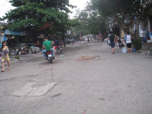 Nabolaget til Vhu. Det er mye søppel her. Og mye vonde lukter.