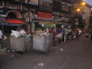 Mye søppel. Vhu forteller at folk kaster på gaten, så blir det ryddet opp innen morgenen. Da er det reint før alt kaoset setter inn igjen.