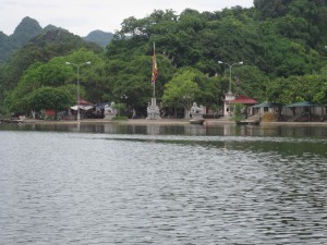 Innsjøen ved Parfume Pagoda.