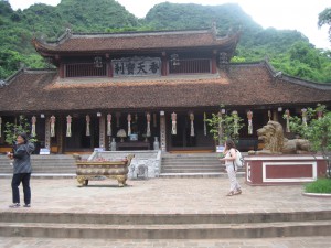 Templet hvor man ikke kan ha kort shorts eller miniskjørt..