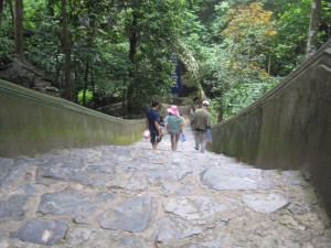 Påvei ned til grotten, som er ganske stor.