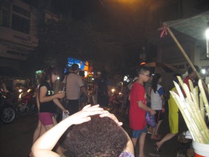 Yrende folkeliv i gatene lørdagskveld.