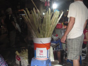 Bambusstokker som presses gjennom en maskin for å presse ut bambus saften. Den drikkes med isbiter. Smaker ikke værst, men er veldig søt.