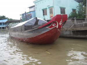 Øynene forestiller krokodille øyner, og skal symbolisere kraft, styrke og hell.