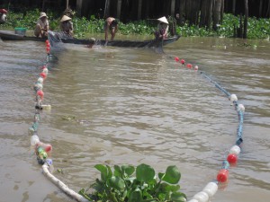Fiskere som klarte å fange ca. 1 kg med småfisk.