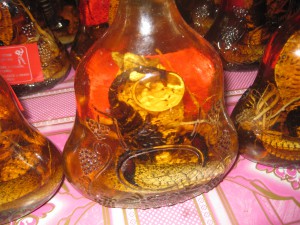 Slanger og skorpion whisky.