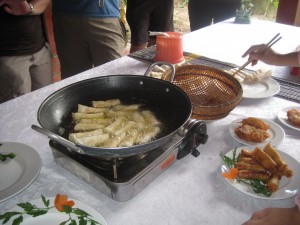 Vårruller friteres.