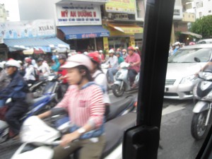 Tilbake i Saigon er trafikken spinn vilt!.